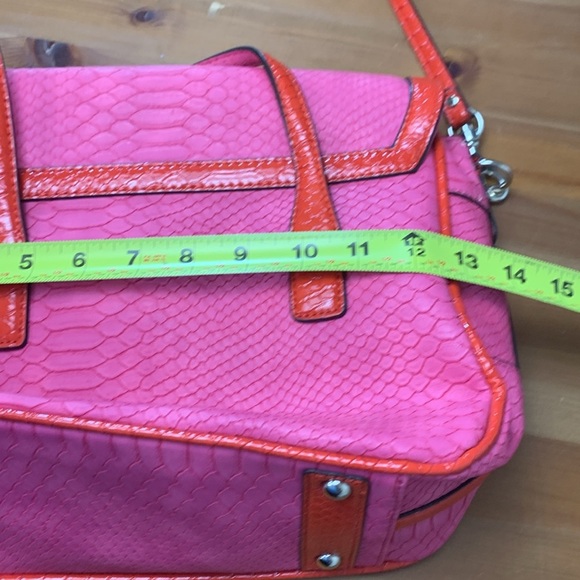 Guess NWOT Hot Pink w Red Faux Alligator Bag, Gold Hardware. - Picture 10 of 11
